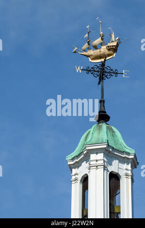 Ornato banderuola sulla sommità di una torre campanaria Foto Stock