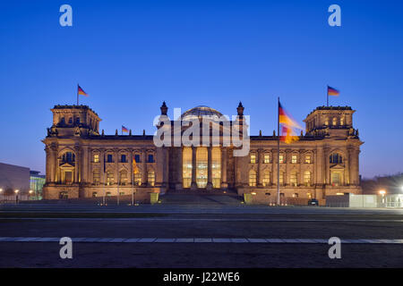 Edificio del Reichstag illuminato al crepuscolo, Berlino. Il palazzo del Reichstag di Berlino. Foto Stock