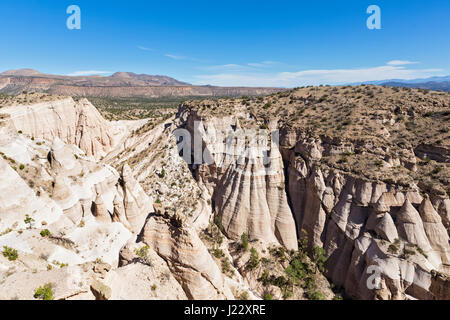 Stati Uniti d'America, Nuovo Messico, Pajarito Plateau, Sandoval County, Kasha-Katuwe tenda Rocks National Monument, vista della vallata desertica con bizzarre formazioni rocciose Foto Stock