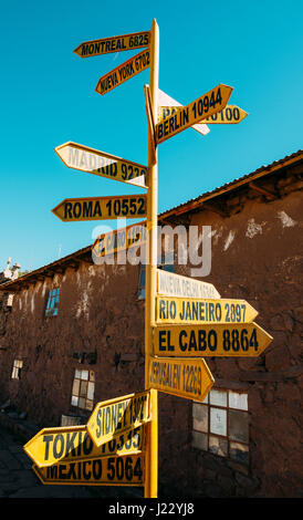 Taquile island, il lago Titicaca, Perù. Segno post con cties e distanze Foto Stock