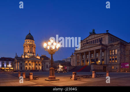 Deutscher Dom e Konzerthaus a Gendarmenmarkt (Berlino) illuminato, twilight. Deutscher Dom, Friedrich Schiller monumento, Gendarmenmarkt Berlin, Ge Foto Stock