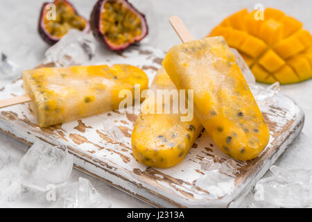 In casa popsicles congelati con mango fresco e frutto della passione Foto Stock