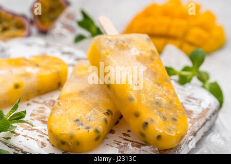 In casa popsicles congelati con mango fresco e frutto della passione Foto Stock