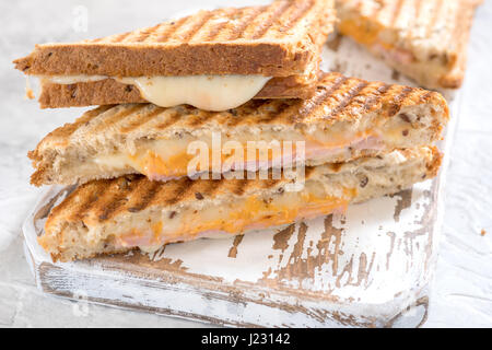 Formaggio alla griglia in sandwich con prosciutto Foto Stock