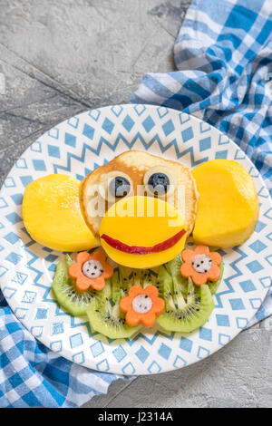 Funny monkey pancake per colazione per bambini Foto Stock