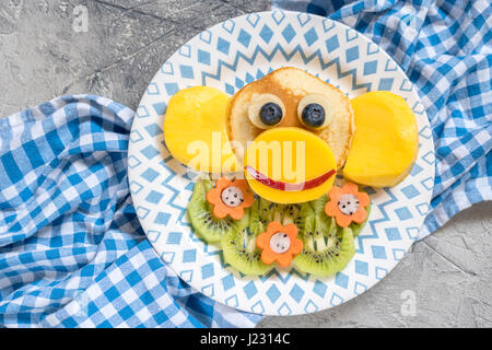 Funny monkey pancake per colazione per bambini Foto Stock