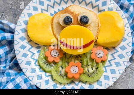 Funny monkey pancake per colazione per bambini Foto Stock