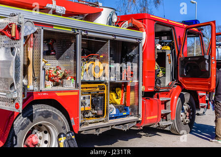 Brakne Hoby, Svezia - 22 Aprile 2017: documentario di incendio pubblici presentazione del carrello. Un sacco di attrezzatura antincendio visibili all'interno del carrello aperto. Foto Stock