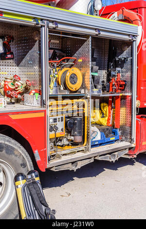 Brakne Hoby, Svezia - 22 Aprile 2017: documentario di incendio pubblici presentazione del carrello. Un sacco di attrezzatura antincendio visibili all'interno del carrello aperto. Foto Stock