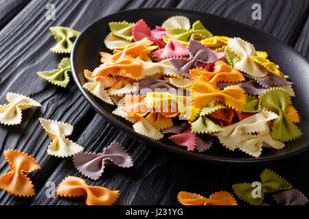 Tradizionale Italiana farfalle colorate incolla close-up su una piastra su un piano orizzontale. Foto Stock