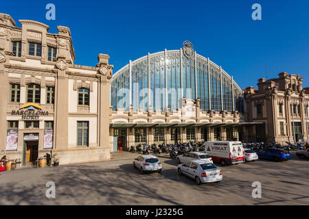 Barcellona, Spagna - 04 Gennaio 2017: la facciata della Stazione del Nord di Barcellona alla giornata di sole Foto Stock