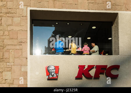 Barcellona, Spagna - 04 Gennaio 2017: la famiglia il pranzo nel ristorante del KFC, la vista dalla strada Foto Stock