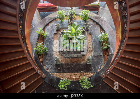 In legno scale a spirale nella lobby vista da sopra Foto Stock