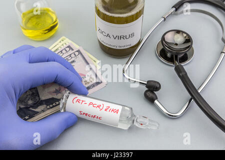 Test per la ricerca della prova di Zika e fiale sui biglietti di dollari americani, concetto di pagamento congiunto farmaceutica Foto Stock
