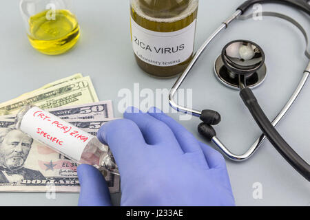 Test per la ricerca della prova di Zika e fiale sui biglietti di dollari americani, concetto di pagamento congiunto farmaceutica Foto Stock