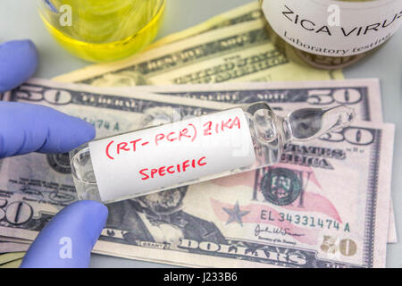 Test per la ricerca della prova di Zika e fiale sui biglietti del dollaro, il concetto di pagamento congiunto farmaceutica Foto Stock