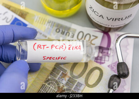 Test per la ricerca della prova di Zika e fiale sui biglietti di euro, concetto di pagamento congiunto farmaceutica Foto Stock