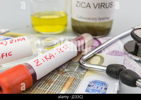 Test per la ricerca della prova di Zika e fiale sui biglietti di euro, concetto di pagamento congiunto farmaceutica Foto Stock