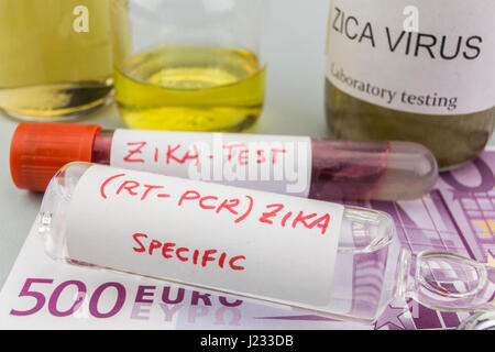Test per la ricerca della prova di Zika e fiale sui biglietti di euro, concetto di pagamento congiunto farmaceutica Foto Stock