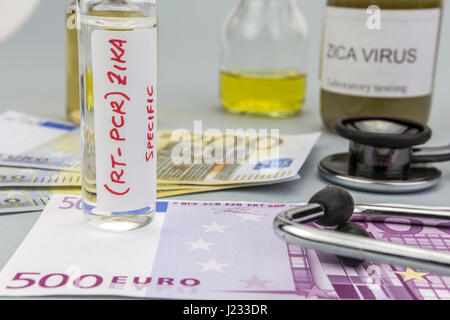 Test per la ricerca della prova di Zika e fiale sui biglietti di euro, concetto di pagamento congiunto farmaceutica Foto Stock
