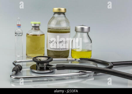 Test per la ricerca di Zika test su sfondo bianco Foto Stock