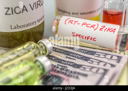 Test per la ricerca della prova di Zika e fiale sui biglietti di dollari americani, concetto di pagamento congiunto farmaceutica Foto Stock