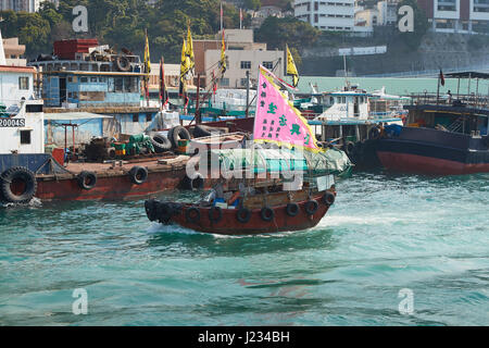 Cinese tradizionale Sampan In affollato canale di Aberdeen, Hong Kong. Foto Stock