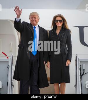 Stati Uniti Presidente-eletto Donald Trump e la moglie Melania Trump onda per una folla come essi partono un aeromobile a base comune Andrews 19 gennaio 2017 in Maryland. Trump arrivati in preparazione per la 58th inaugurazione presidenziale. (Foto di Gabrielle Spalding /US Air Force via Planetpix) Foto Stock