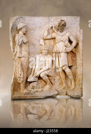 Foto di rilievo romano scultura, Aphrodisias, Turchia, immagini di arte romana bassorilievi. Meleagro si siede su una roccia la legatura del suo sandalo. Al di sotto di lui si trova un fie Foto Stock