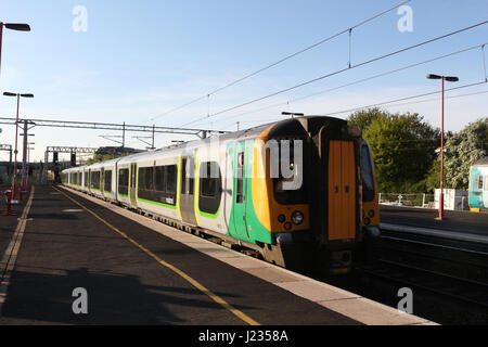 Classe 350 Electric Multiple Unit treno lasciando la stazione internazionale di Birmingham con un servizio da London Euston a Birmingham New Street. Foto Stock