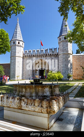 ISTANBUL, Turchia - 12 luglio 2014: La fontana nel primo cortile davanti alla porta del saluto di Palazzo Topkapi, Istanbul, Turchia Foto Stock