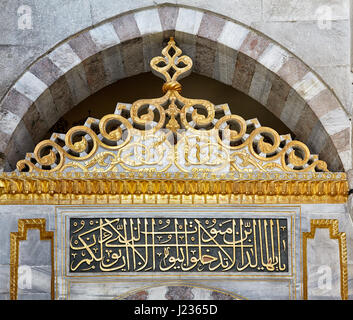 ISTANBUL, Turchia - 12 luglio 2014: l'arco decorato con Oriental ornamento calligrafico e iscrizioni in lingua araba la legatura sulla parete dell'Harem, Parte superiore Foto Stock