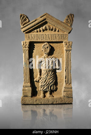 Secondo secolo stele funeraria romana dedicata a Anninia Laeta dal cimitero di Thuburbo majus. Il Museo di Bardo, Tunisi, Tunisia Foto Stock