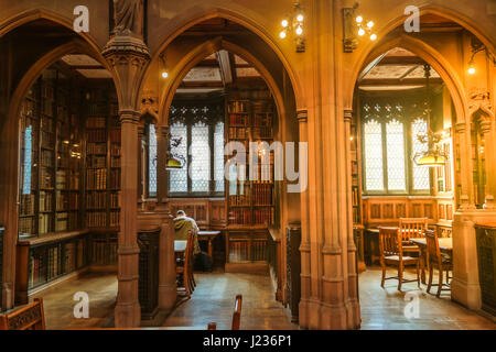 Sala lettura della John Rylands Library di Manchester, UK. Gli interni storici della biblioteca. Foto Stock