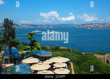 La vista del Bosforo con il ponte sul Bosforo dal Palazzo Topkapi. Istanbul, Turchia. Foto Stock