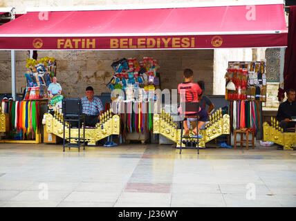 ISTANBUL, Turchia - 16 luglio 2014: Il Bootblacks sulla piazza dalla Nuova Moschea, Istanbul Foto Stock