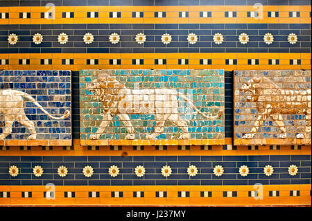 Lion sollievo sui mattoni smaltati da Ishtar Gate, Babilonia, Iraq costruito in circa 575 BC, Istanbul Museo Archeologico. Foto Stock