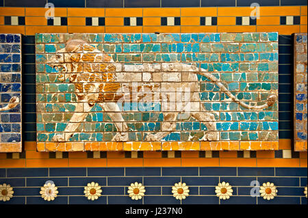 Lion sollievo sui mattoni smaltati da Ishtar Gate, Babilonia, Iraq costruito in circa 575 BC, Istanbul Museo Archeologico. Foto Stock