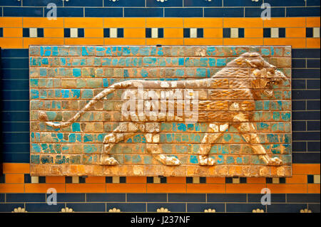 Lion sollievo sui mattoni smaltati da Ishtar Gate, Babilonia, Iraq costruito in circa 575 BC, Istanbul Museo Archeologico. Foto Stock