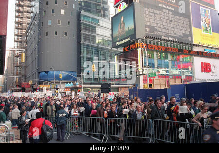 Molte migliaia di persone hanno preso parte alla manifestazione di protesta contro i bombardamenti NATO sulla Jugoslavia in New York. I partecipanti hanno marciato attraverso Times Square per la costruzione del New York Times con slogan: 'Il Kosovo è il nuovo Vietnam di America!', 'Stop suicida!", "l'America, stop Clinton ora!". Foto Stock