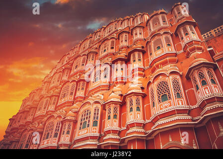 Hawa Mahal - a cinque livelli harem ala del complesso del palazzo del maharaja di Jaipur, costruito in arenaria rosa a forma di corona di Krishna Foto Stock