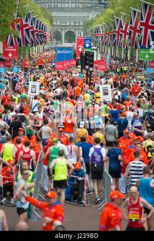 Una massa di guide di scorrimento nel 2017 denaro VIRGIN LONDON MARATHON attraversare la linea di finitura sul Mall. Credito: Malcolm Park/Alamy. Foto Stock