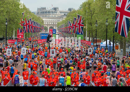 Una massa di guide di scorrimento nel 2017 denaro VIRGIN LONDON MARATHON attraversare la linea di finitura sul Mall. Credito: Malcolm Park/Alamy. Foto Stock