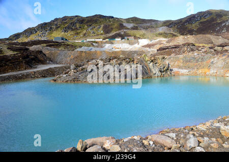 Un Bacino di piscine di operazioni di data mining alla Foss baritina miniera vicino a Aberfeldy, sotto la montagna scozzese Corbett Meall Tairneachan Foto Stock