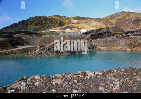 Un Bacino di piscine di operazioni di data mining alla Foss baritina miniera vicino a Aberfeldy, sotto la montagna scozzese Corbett Meall Tairneachan Foto Stock