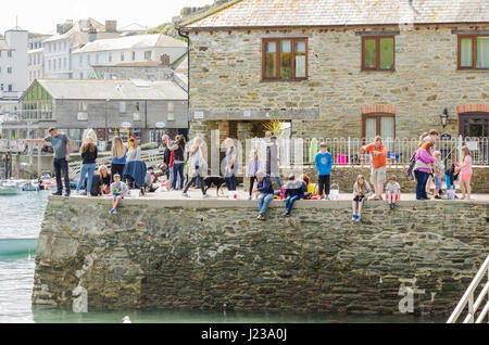 Bambini e adulti pescato granchi sulla Victoria Quay a Salcombe, Devon Foto Stock