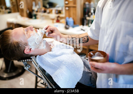 Ricezione maschio capelli barba di trattamento in un barbiere Foto Stock