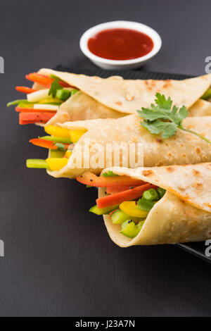 Salva anteprima Download Indian popolare stuzzichino cibo vegetale chiamato involtini primavera o veg franky realizzato usando verdure avvolto all'interno paratha/chapati/rot Foto Stock