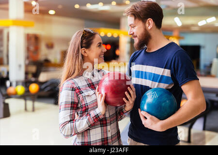 Bella giovane in love dating e bowling Foto Stock