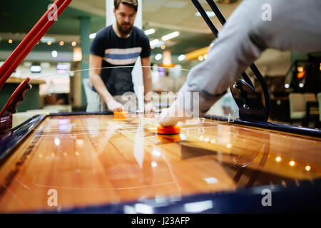 Air hockey gioco è divertente anche per gli adulti Foto Stock